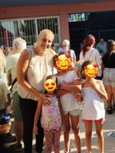 dipla sta paidia ston Agiasmo_3