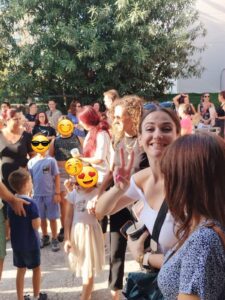 dipla sta paidia Roma ston Agiasmo_1