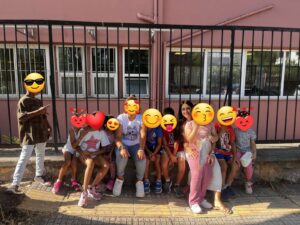dipla sta paidia Roma ston Agiasmo_2