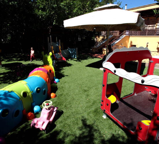 kanena paidi ektos paidikon stathmon_1