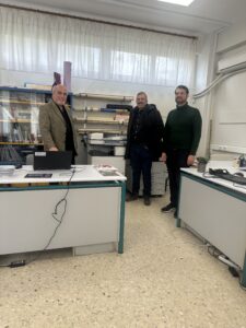 Synexizetai anavathmisi sxolikou exoplismou_2